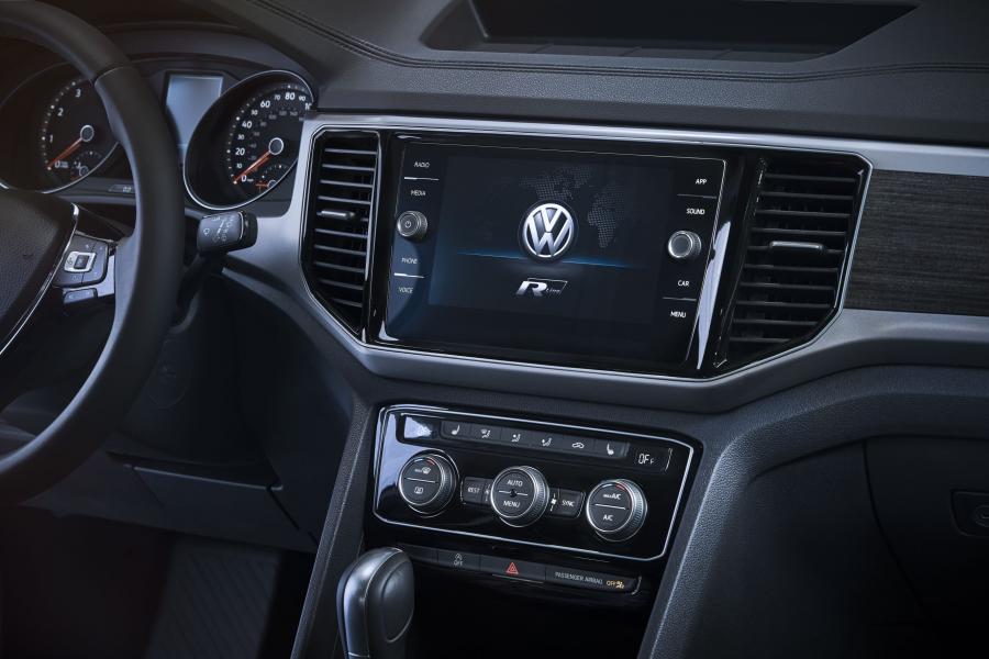 Детали интерьера Volkswagen Atlas R-Line 2017 года  (фото 13 из 16)